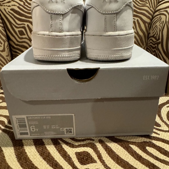 Nike Air Force 1 LE (GS); Size 6Y - Picture 4 of 5